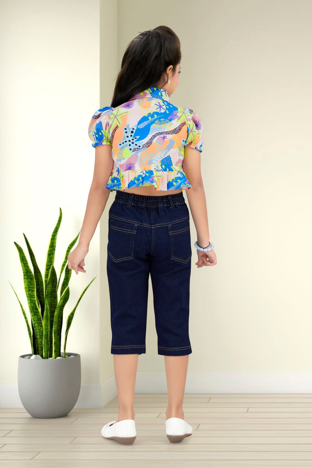 Girls Colorful Abstract Print Ruffle Crop Top & Embroidered Denim Capri Set