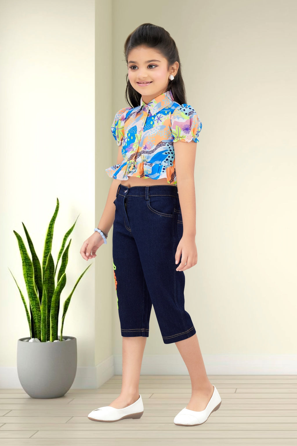 Girls Colorful Abstract Print Ruffle Crop Top & Embroidered Denim Capri Set