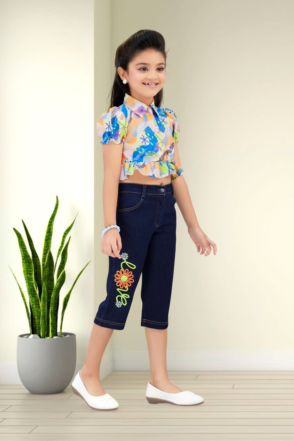 Girls Colorful Abstract Print Ruffle Crop Top & Embroidered Denim Capri Set