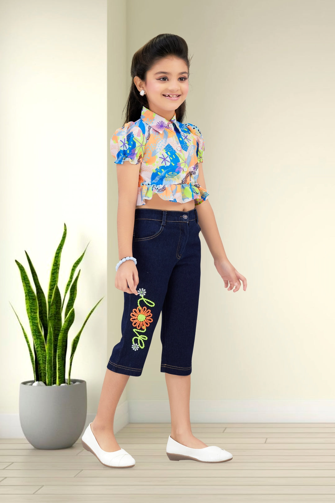Girls Colorful Abstract Print Ruffle Crop Top & Embroidered Denim Capri Set
