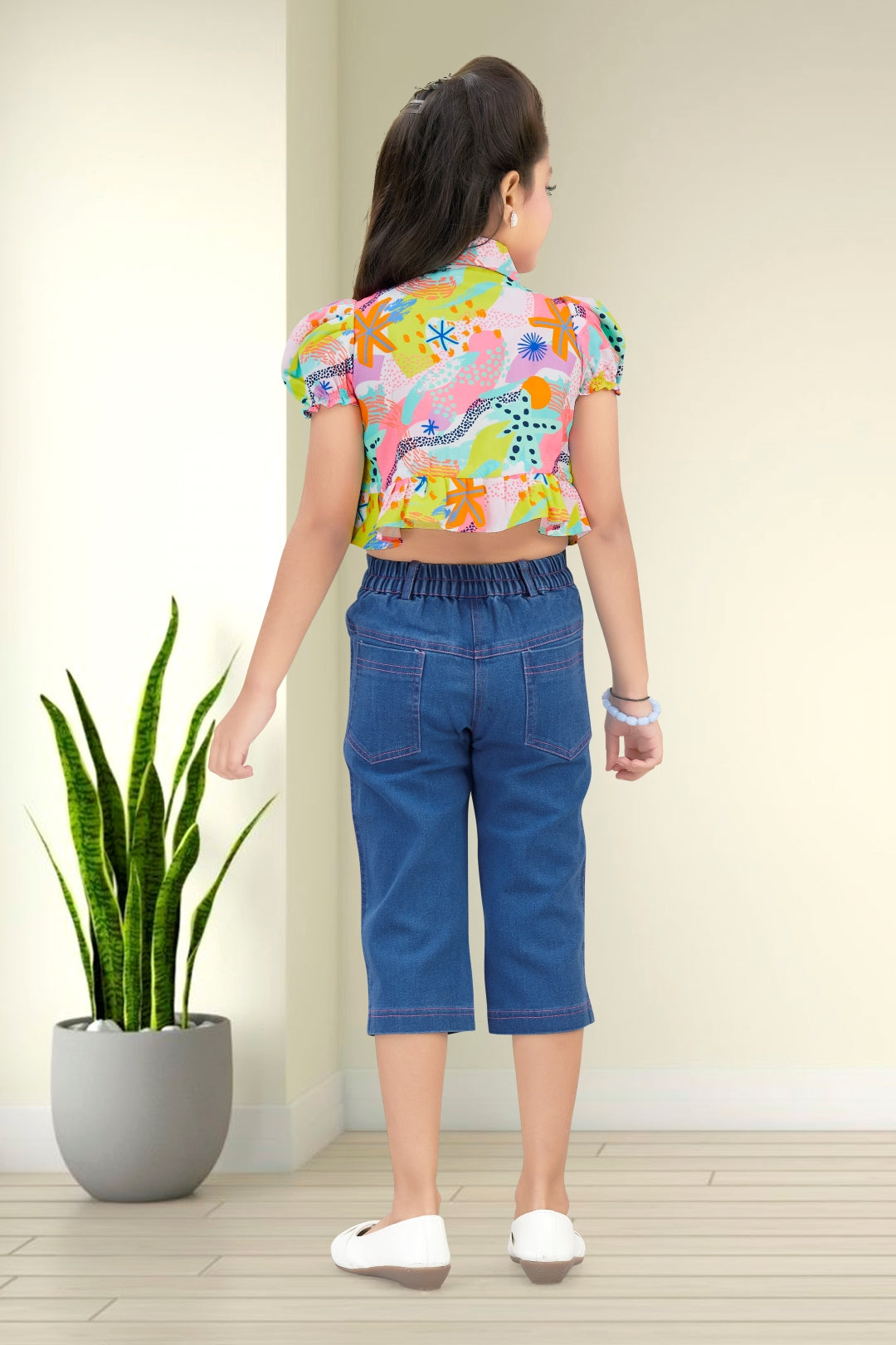 Girls Colorful Abstract Print Ruffle Crop Top & Embroidered Denim Capri Set