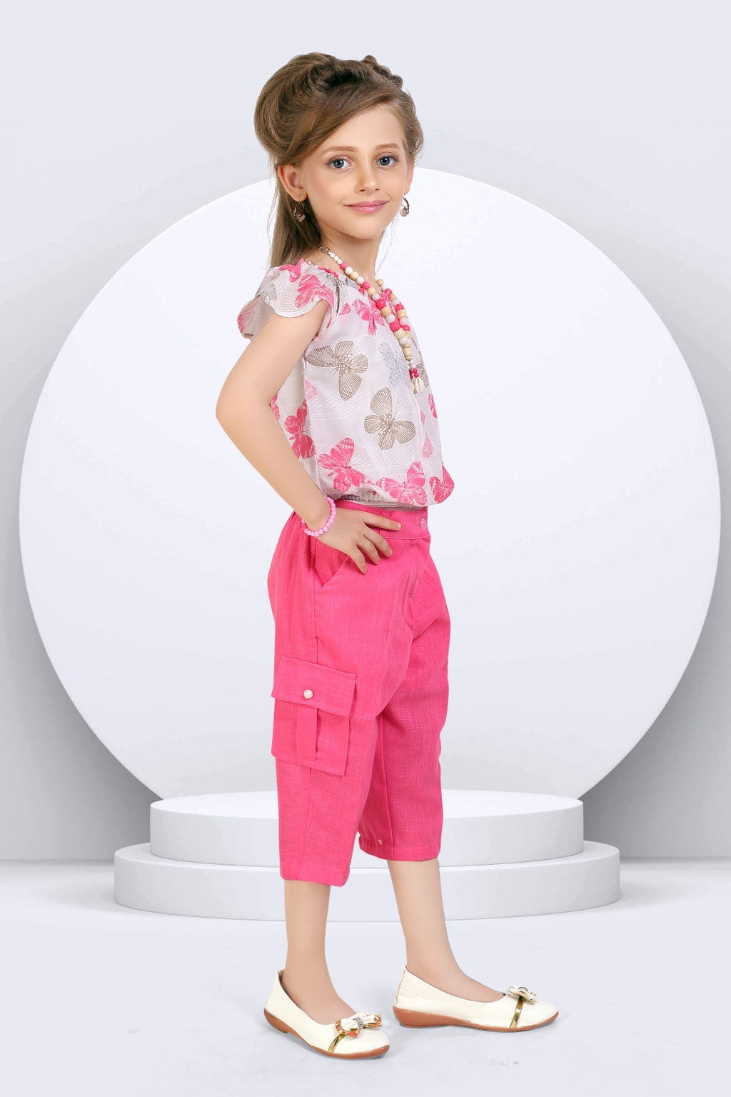 2-Piece Butterfly Printed Top & Cargo Capri Set With Necklace