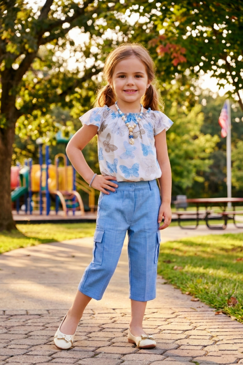 2-Piece Blue Butterfly Printed Top & Cargo Capri Set With Necklace