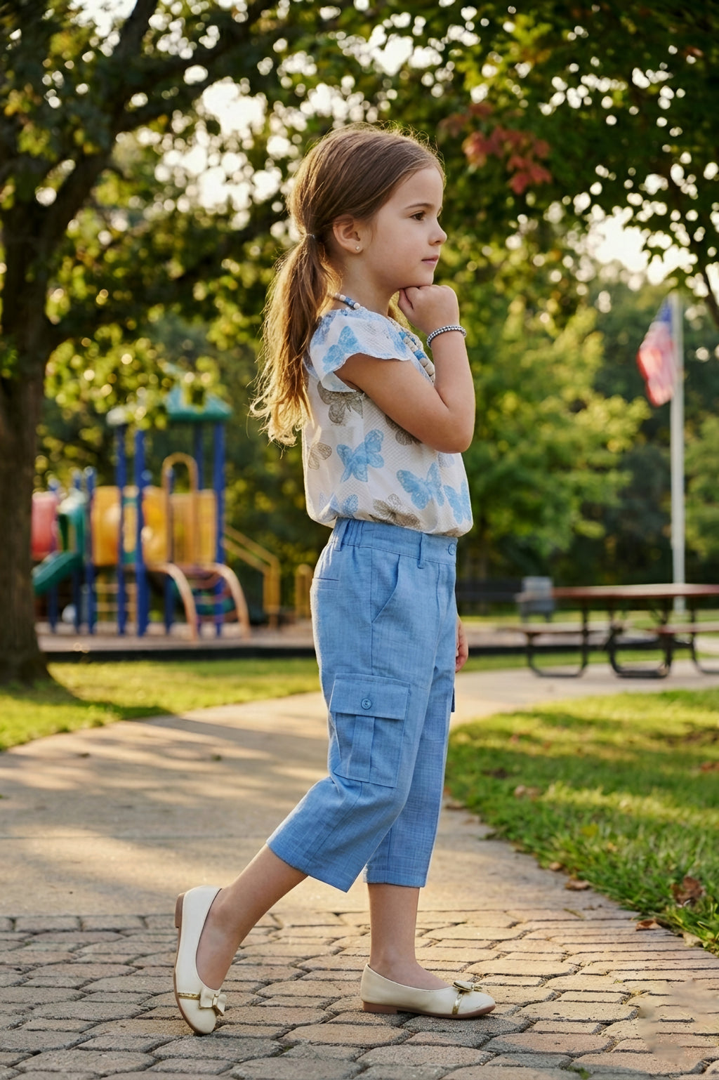 2-Piece Blue Butterfly Printed Top & Cargo Capri Set With Necklace